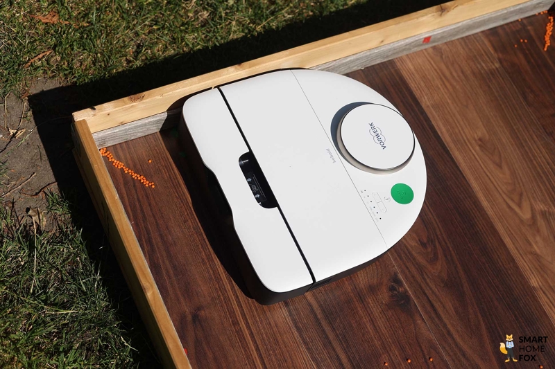 Der Vorwerk Saugroboter Kobold VR7 reinigt entlang der Leisten.